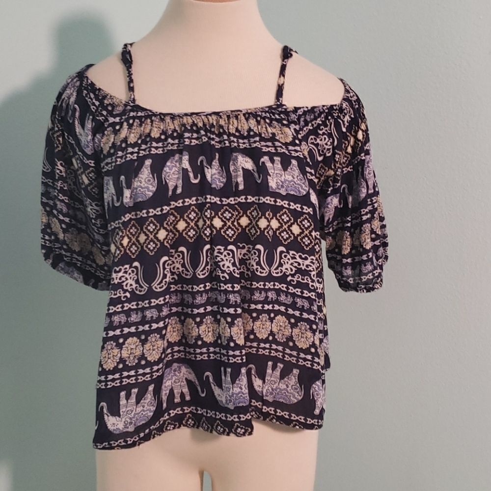 Indulge in style Crop Top. Y2K. XS Off shoulderAdorable elephant 🐘 print